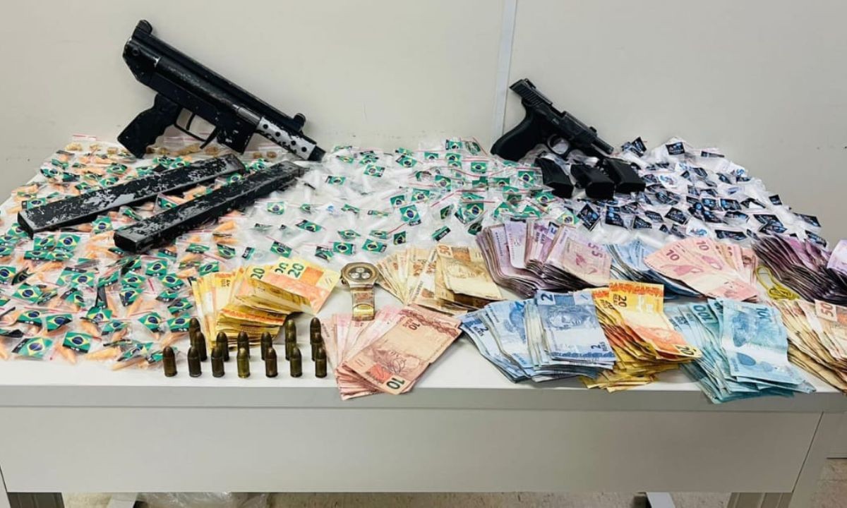 Dois homens morrem em confronto com policiais em Salvador; drogas com bandeiras do Brasil foram apreendidas com a dupla