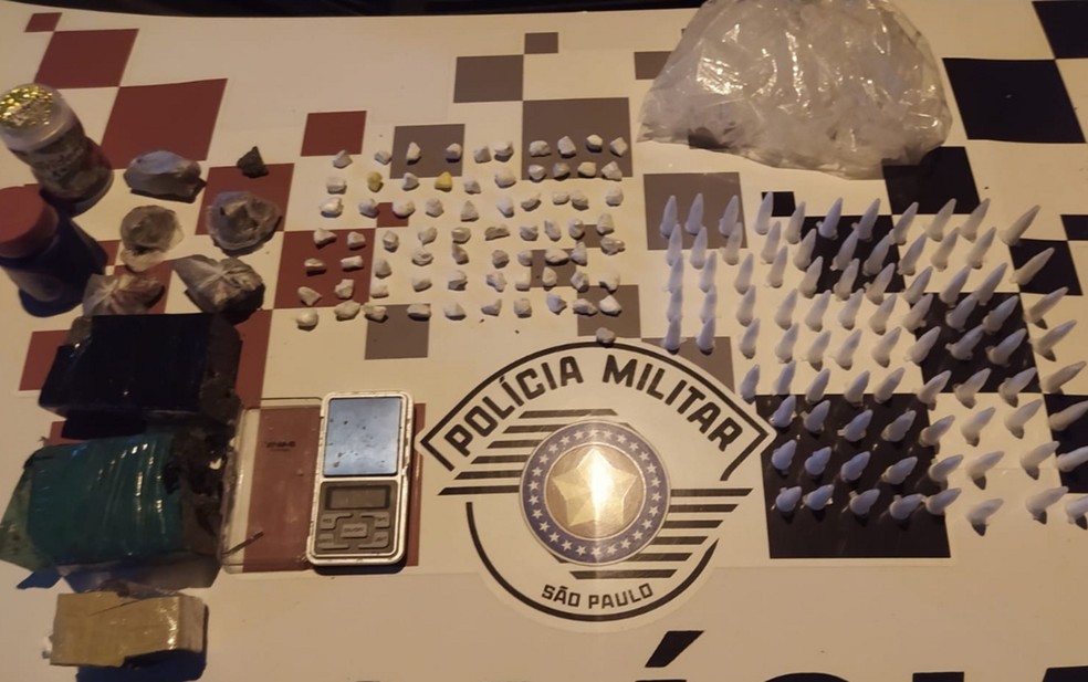 Irmãs são flagradas com mais de 150 porções de cocaína, crack e maconha, em Euclides da Cunha Paulista (SP) — Foto: Polícia Militar