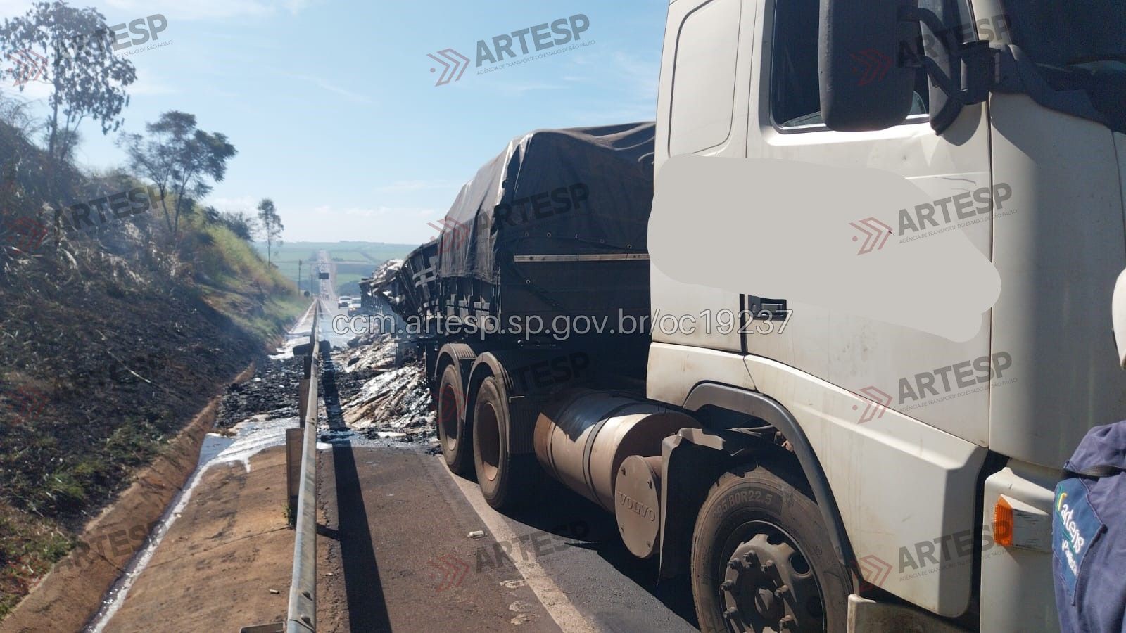Pane mecânica causa incêndio em carreta e carga de açúcar se espalha pela pista da SP-255 em Jaú