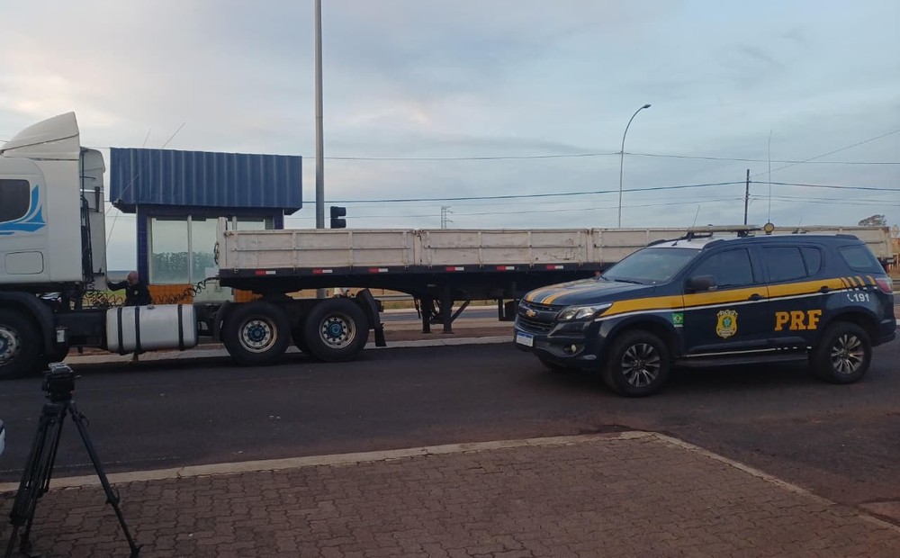 Motorista mente sobre frete de Ribeirão Preto a Uberlândia e PRF descobre que veículo era roubado