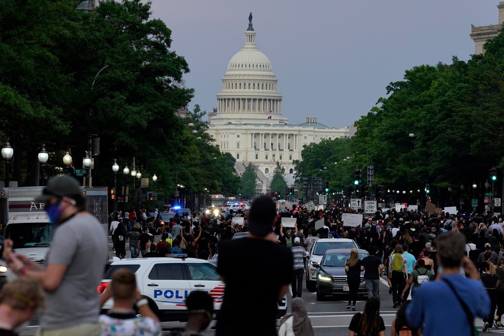 FBI demite agentes que se ajoelharam durante protesto pela morte de George Floyd em 2020