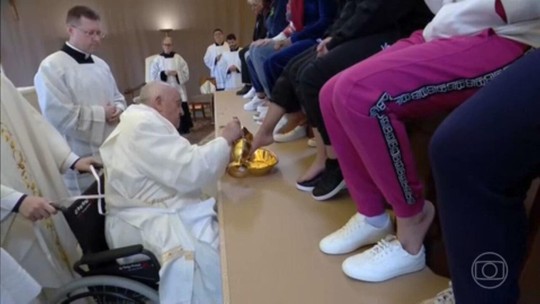 Em tradicional cerimônia de Páscoa, Papa Francisco lava os pés de 12 detentas em prisão de Roma - Programa: Jornal Nacional 