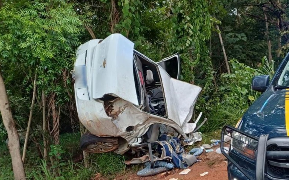 Carro fica destrudo aps colidir com um caminho na BR-060, em Jussara  Foto: Divulgao/Polcia Rodoviria Federal