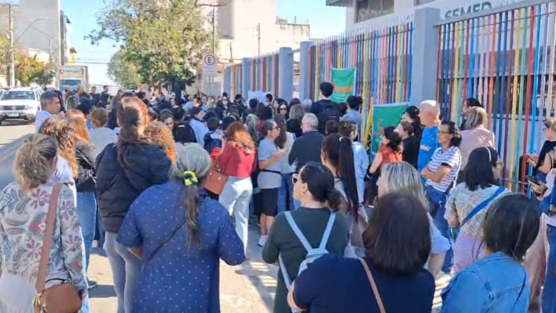 Greve dos servidores interrompe atividades em postos de saúde e escolas da rede municipal em Divinópolis