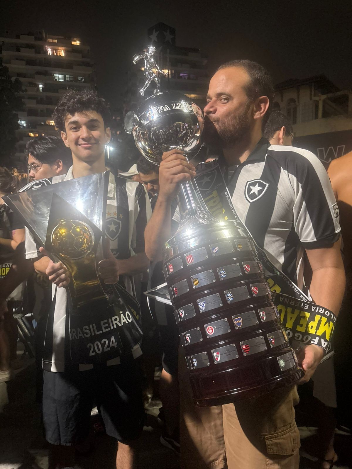 É tempo de Botafogo, de novo! Torcida sai às ruas para festejar o 2º