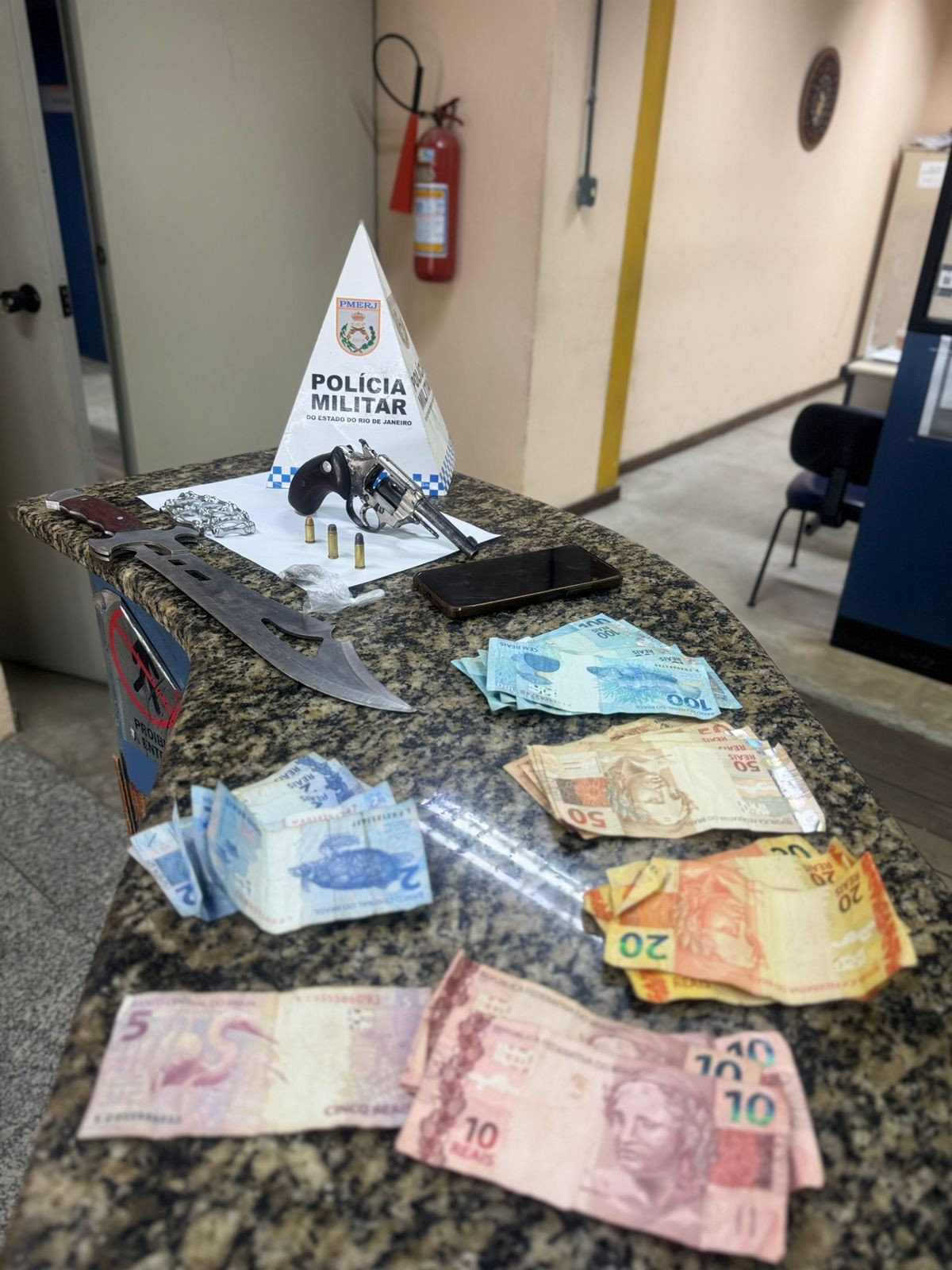Homem é preso com armas e por envolvimento com o tráfico de drogas em Paraíba do Sul