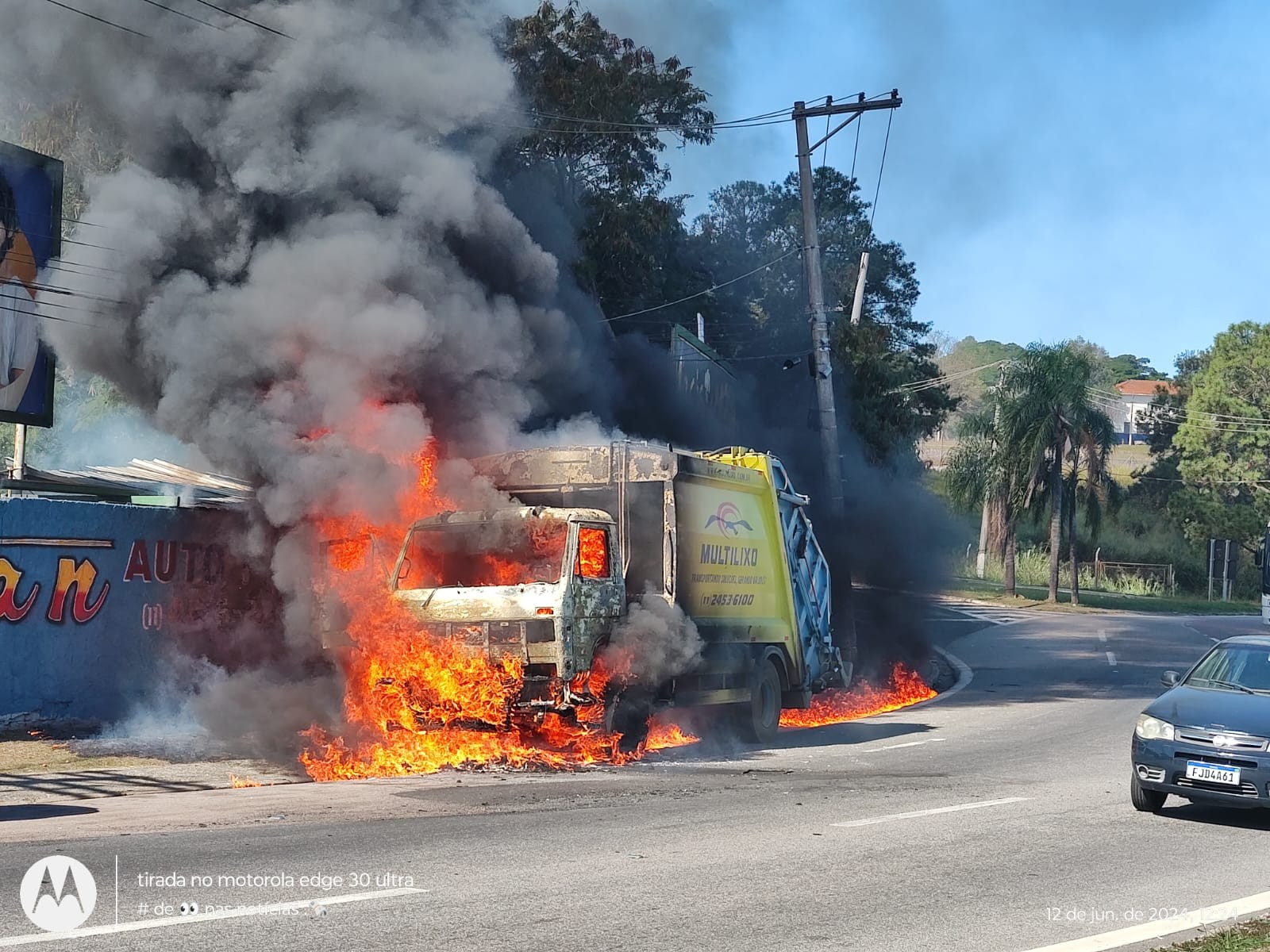 Caminhão de lixo fica destruído após pegar fogo em avenida de Jundiaí 