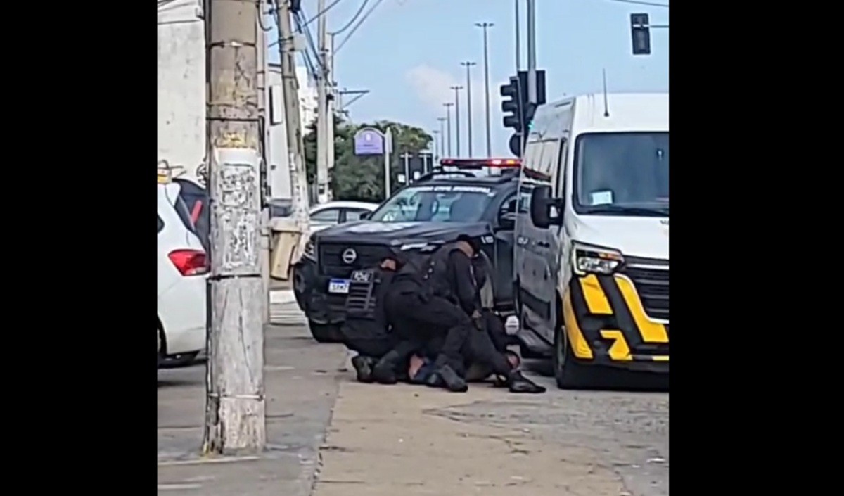Homem é contido por vários guardas após ameaça, agressão e desacato em Cabo Frio, diz corporação; vídeo