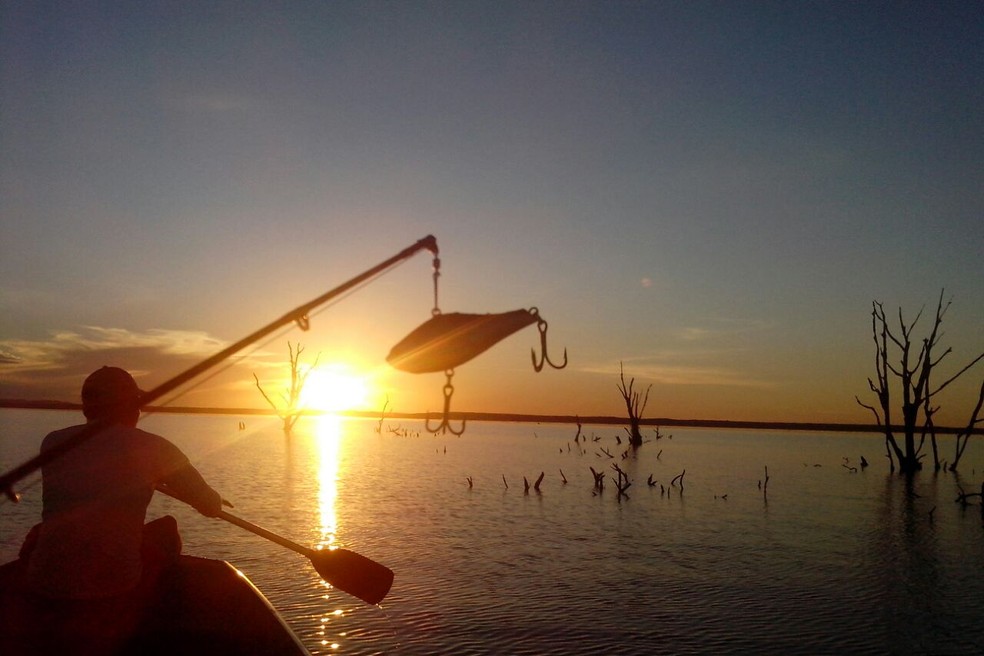 Pescador aprecia pôr do sol na Praia dos Buritis — Foto: Fabiano Silva Lacerda/Divulgação