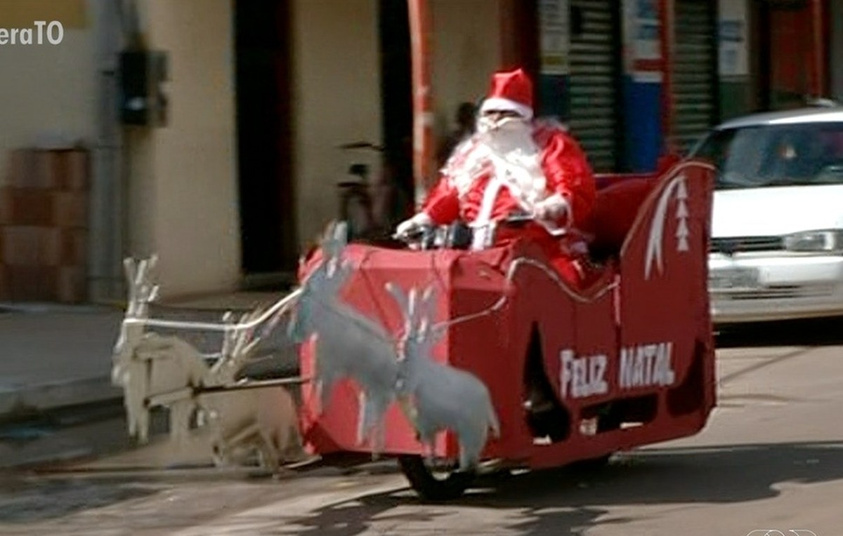 Papai Noel transforma a própria moto em trenó para distribuir mais de 250  presentes na rua, Tocantins