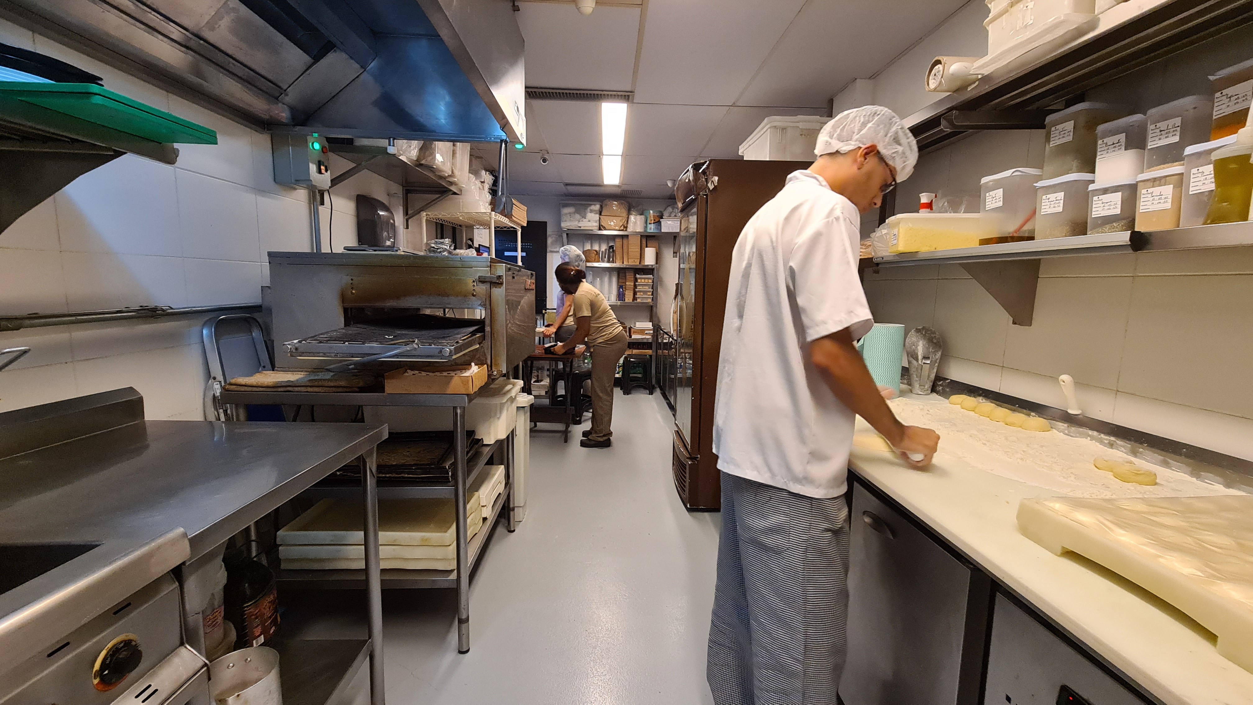 Dark kitchens: como funcionam as 'cozinhas invisíveis' que abastecem restaurantes de delivery e ganham força no RS