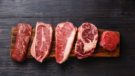 Estudo controverso aponta que carne vermelha previne câncer; entenda a polêmica científica - Um novo estudo sobre proteína animal e risco de câncer foi amplamente interpretado como um sinal verde para o consumo de mais carne. Não é tão simples assim, diz o especialista.