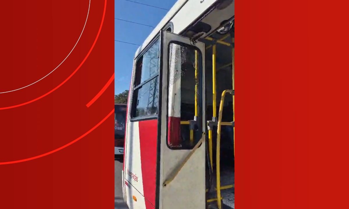 VÍDEO: Ônibus é apedrejado por ciclistas após motorista impedir 'carona' na traseira em Manaus