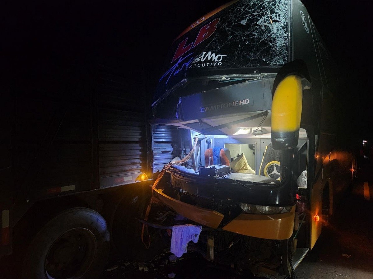 Acidente entre ônibus com time de futebol e caminhão deixa uma pessoa morta e feridos na BR-153