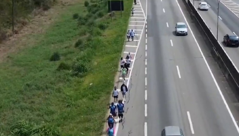 Romeiros caminhando na rodovia Presidente Dutra — Foto: Carlos Oliveira/Vanguarda Repórter