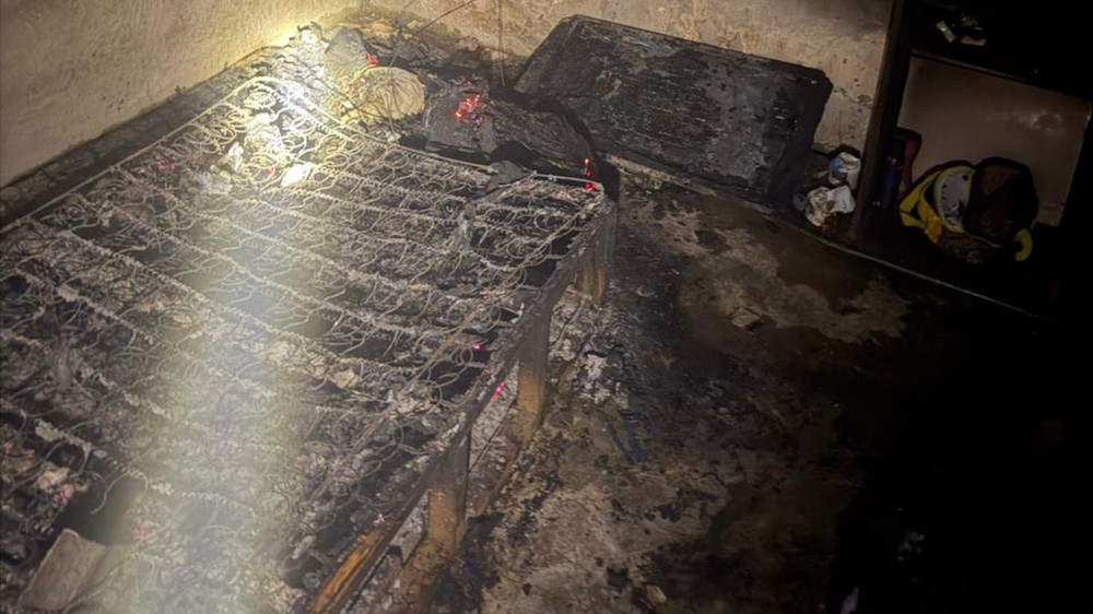 Homem dorme com cigarro aceso na mão e incendeia a própria casa em MG