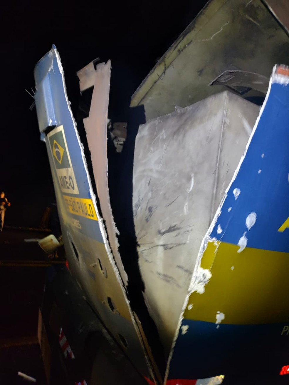 Carro-forte ficou danificado durante assalto na SP-318 em São Carlos — Foto: Arquivo pessoal