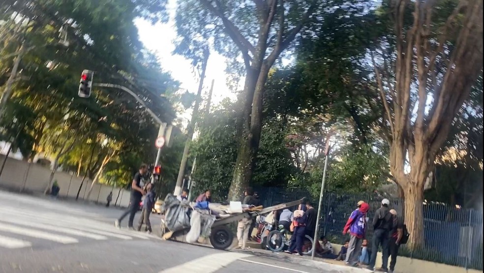Concentração na calçada no Terminal Princesa Isabel. — Foto: Arquivo pessoal