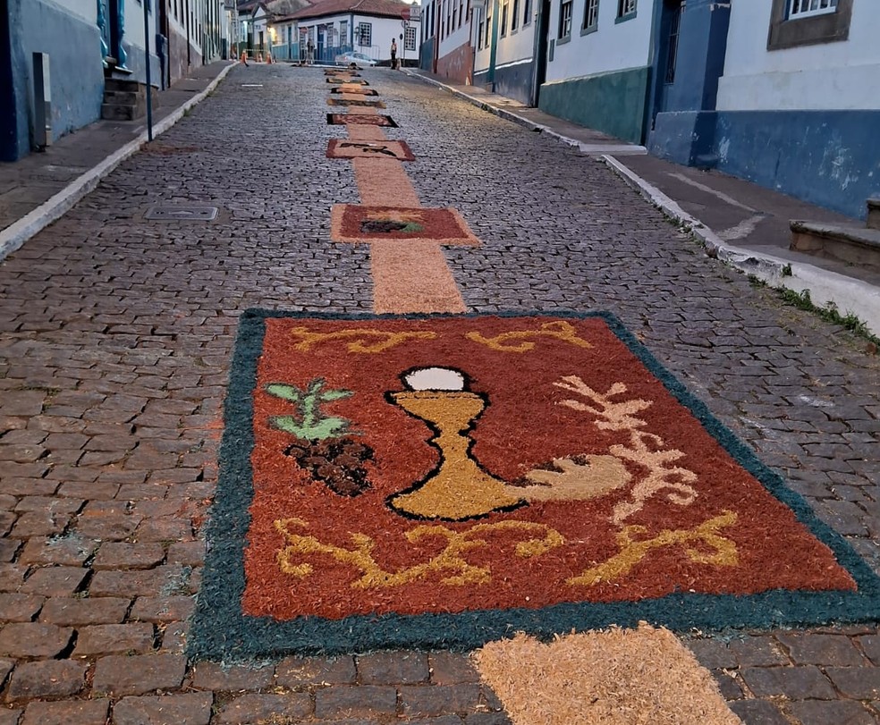 Tapete de serragem no Dia de Corpus Christi, em Sabará — Foto: Luana Nunes/TV Globo