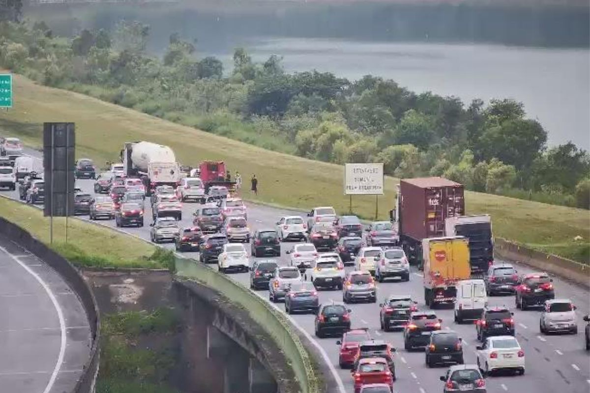 Ecovias espera que mais de 300 mil veículos desçam para o litoral de SP no feriado de Corpus Christi