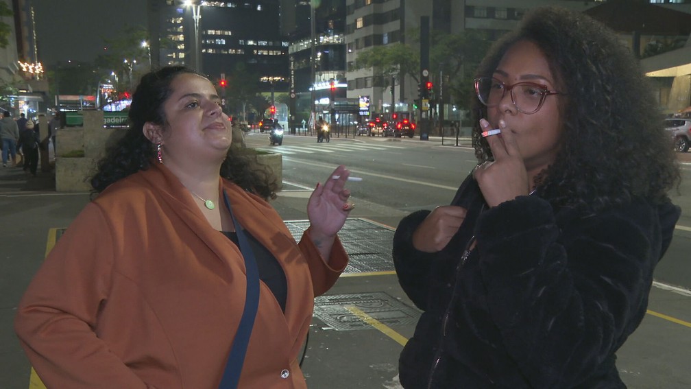 Daiane Santos (dir.) gasta R$ 400 por mês com cigarro — Foto: Reprodução/TV Globo