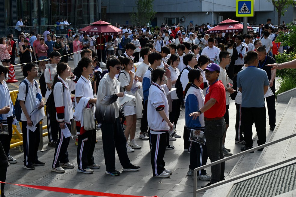 Alunos fazem fila para entrar em local de prova para o gaokao de 2025, na China. — Foto: Adek Berry/AFP