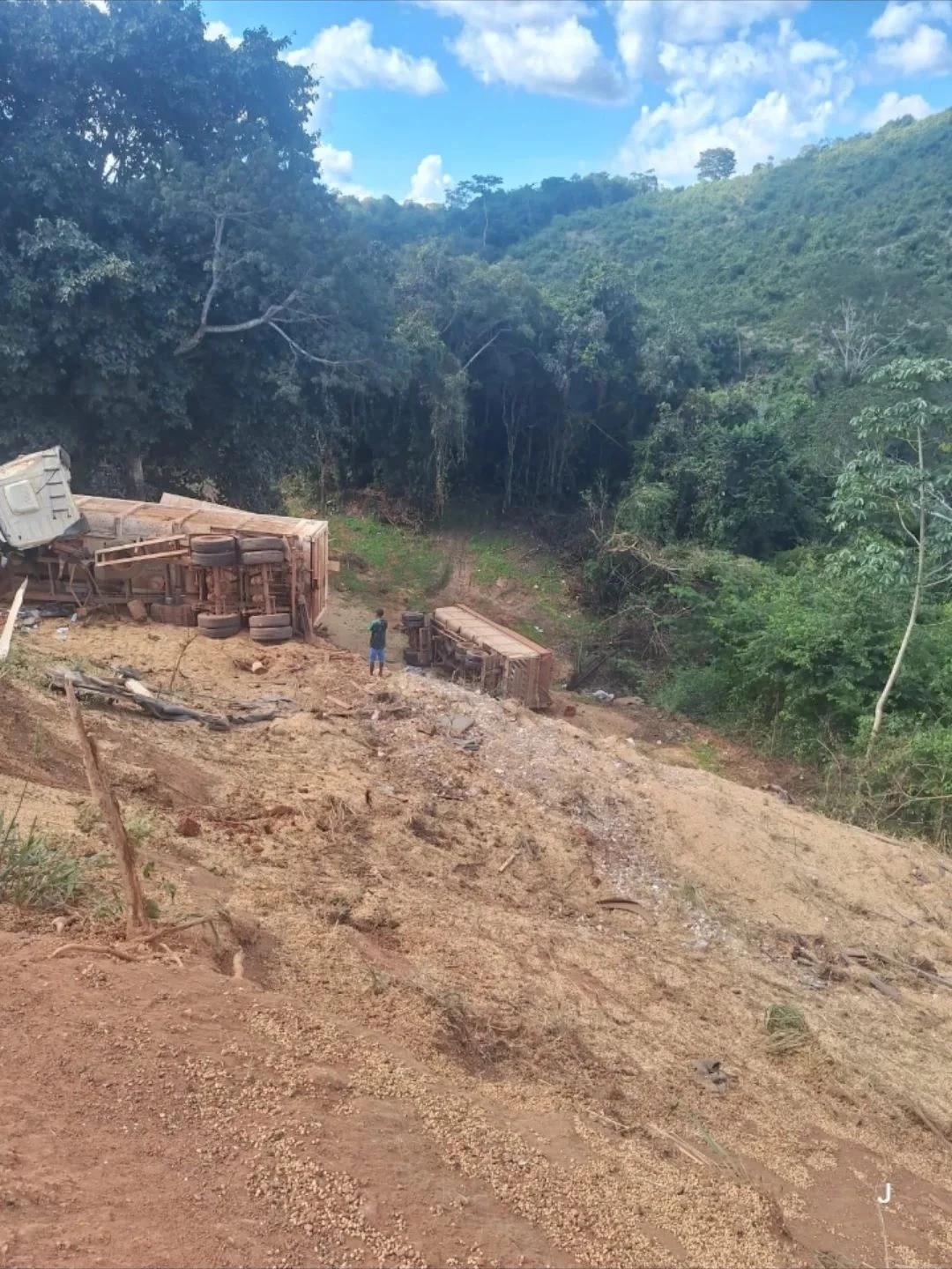 Carreta tomba em ladeira da MA-006 entre Buriticupu e Arame; motorista fica ferido