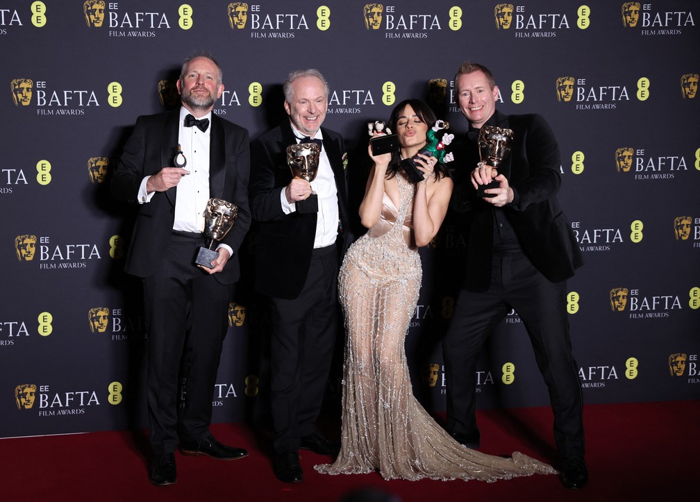 Nick Park, Merlin Crossingham e Richard Beek, vencedores da categoria Filme para Crianças e Família com "Wallace & Gromit: Avengança", posam com Camilla Cabello — Foto: Isabel Infantes/Reuters