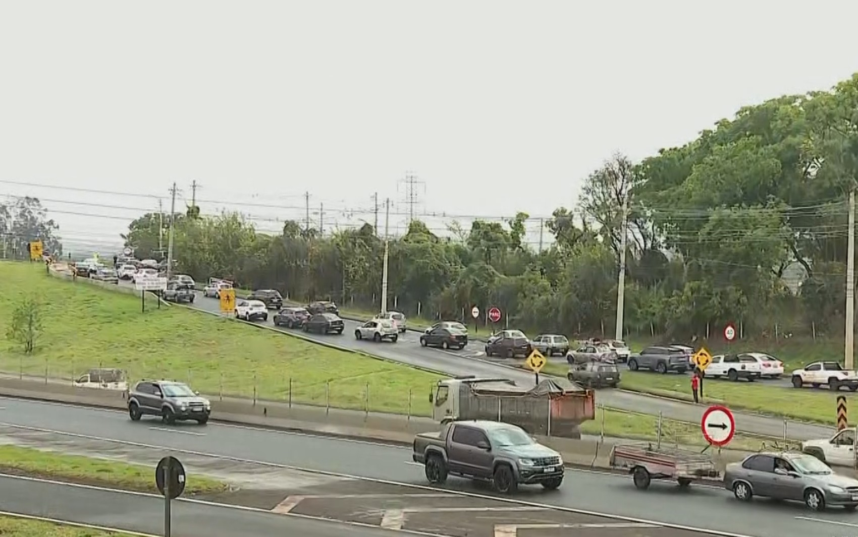 Caminhão tomba e bloqueia acesso à avenida na Zona Norte de Ribeirão Preto, SP
