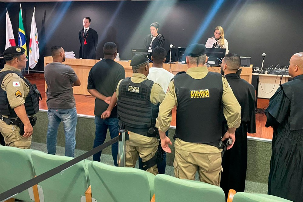 Réu inocentado de homicídio é levado à delegacia após ser pego com cocaína em júri popular