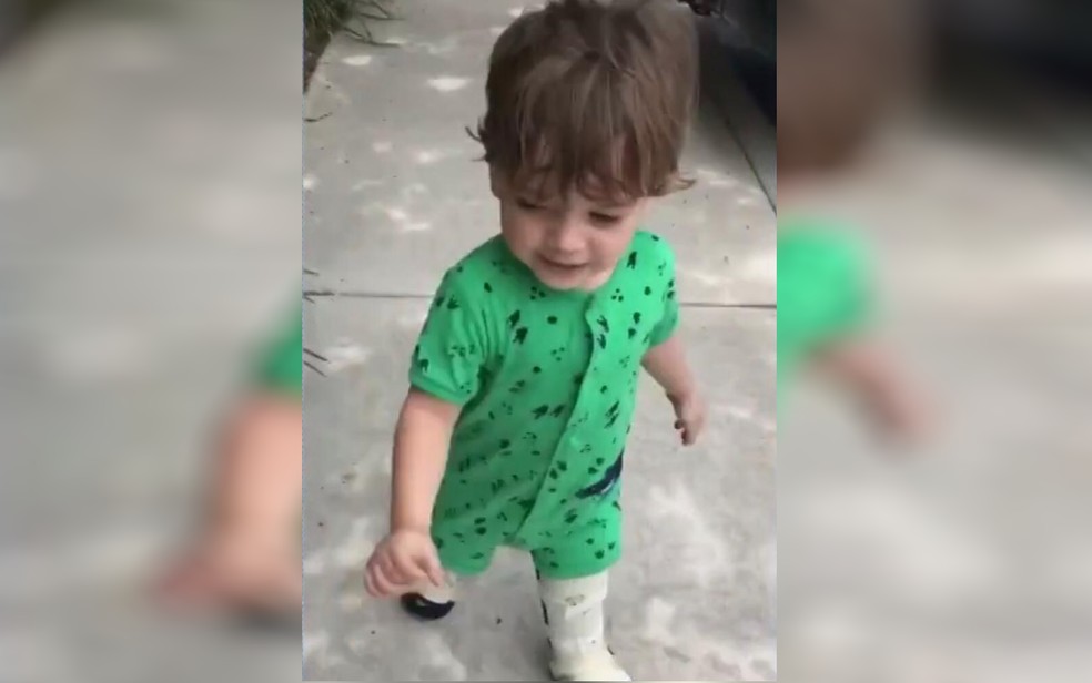 Após cirurgia nos EUA, bebê com doença rara consegue andar sozinho e até correr, em Goiânia — Foto: Reprodução/TV Anhanguera