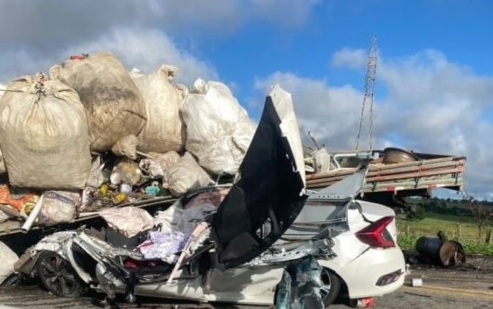 Veículo ficou totalmente destruído com o impacto — Foto: Redes sociais