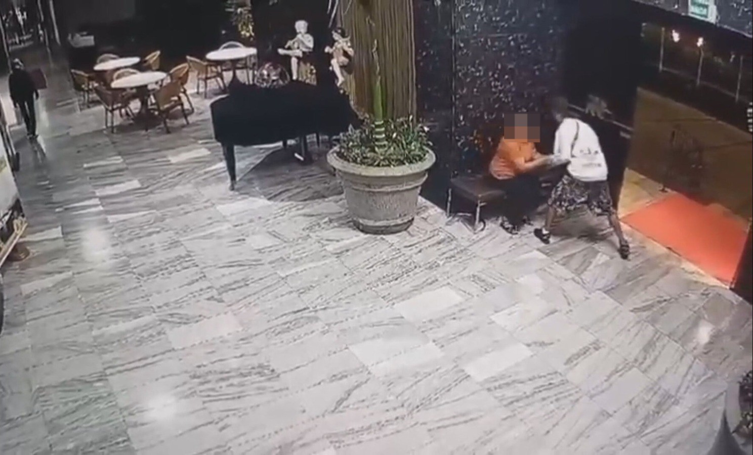 VÍDEO mostra momento em que homem rouba celular de hóspede em hotel de Brasília