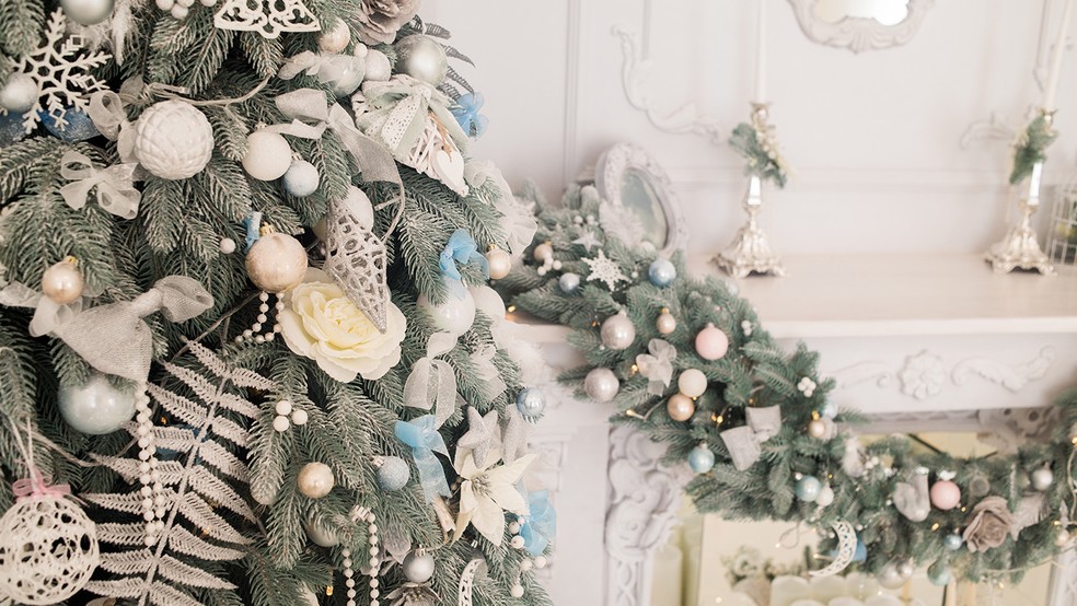 Decoração de Natal: Estilos, Ideias e Dicas para Você  Floral christmas  tree, Pink christmas tree decorations, Christmas tree roses