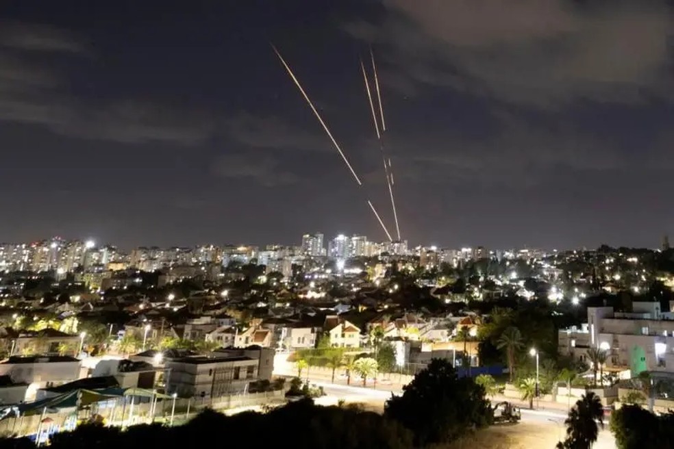 Irã voltou a atacar Israel pela segunda vez este ano. Foto mostra mísseis sendo interceptados no céu da cidade de Ashkelon, em Israel. — Foto: Reuters via BBC