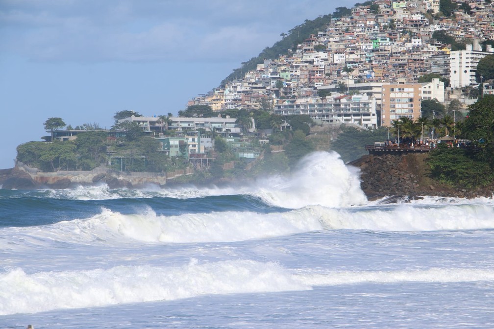 Ressaca atinge a orla do Rio de Janeiro — Foto: José Raphael Berredo/ g1