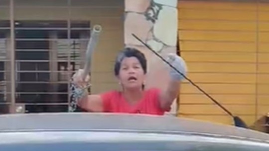 Sogra do prefeito de Gravatá persegue e agride blogueiro na cabeça com barra de ferro; VÍDEO - Foto: (Reprodução/WhatsApp)