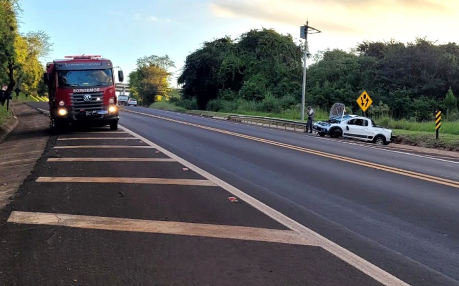 Carro capota após bater em ônibus na SP-255 em Avaré