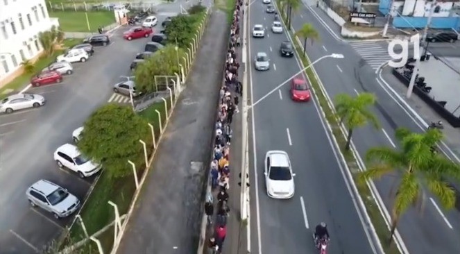 VÍDEO: Com fila dobrando quarteirão, mutirão de empregos atrai centenas de candidatos em Taubaté