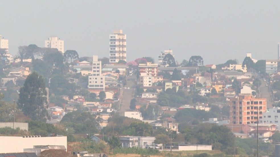 Céu em Porto Alegre impactado pela fumaça proveniente de queimadas — Foto: Reprodução/ RBS TV