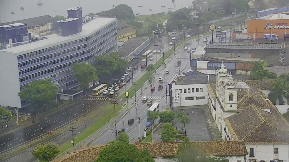 Chuva na Avenida Jequitaia na manh&atilde; desta ter&ccedil;a &mdash; Foto: Reprodu&ccedil;&atilde;o/TV Bahia
