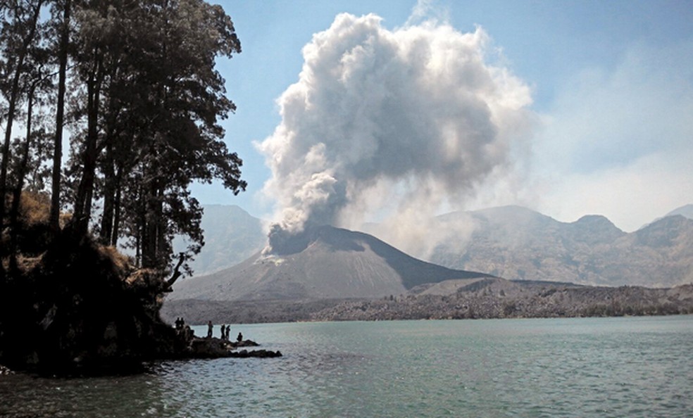 Cinza vulcânica é vista durante erupção de vulcão que fica em Monte Rinjani, na ilha indonésia de Lombok, em 25 de outubro de 2016 — Foto:  Lalu Edi/Antara/ Reuters