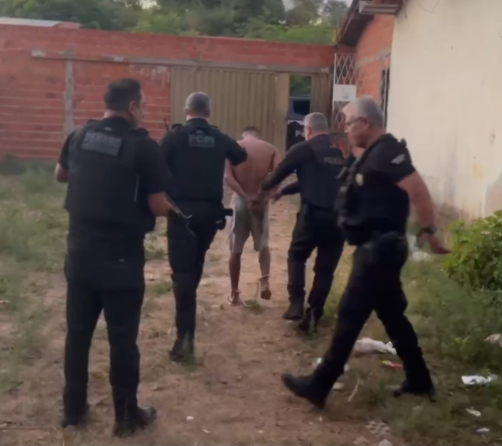 Foragido por latrocínio é preso após tentar matar vizinhos por briga sobre descarte de lixo em Teresina