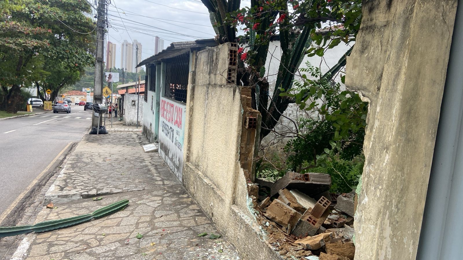 Ônibus derruba muro no bairro Castelo Branco, em João Pessoa 