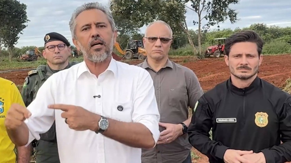 Elmano visita área de apreensão de maconha após denúncia de falha em operação; tratores aparecem ao fundo — Foto: Reprodução
