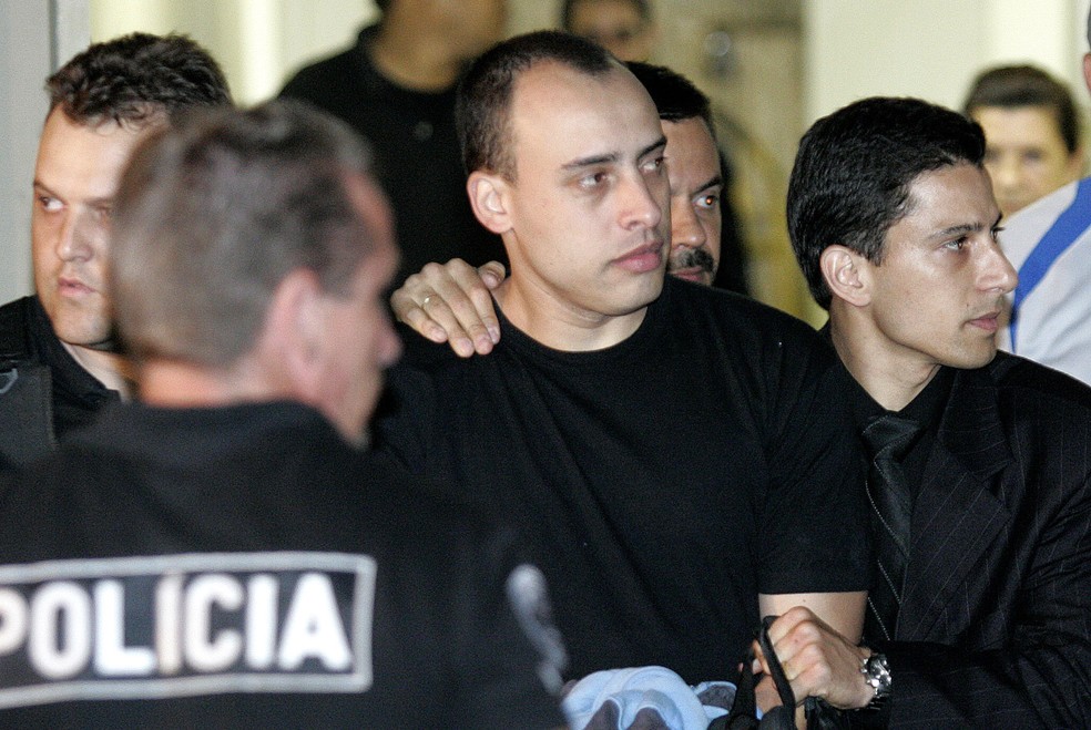 O consultor jurídico Alexandre Alves Nardoni (centro) deixa o 9º Distrito Policial de São Paulo, na zona norte da capital paulista. Alexandre é pai da menina Isabella, de 5 anos, que morreu ao cair do sexto andar do prédio onde moram. Foto de 03/04/2008 — Foto: Nilton Fukuda/Estadão Conteúdo/Arquivo