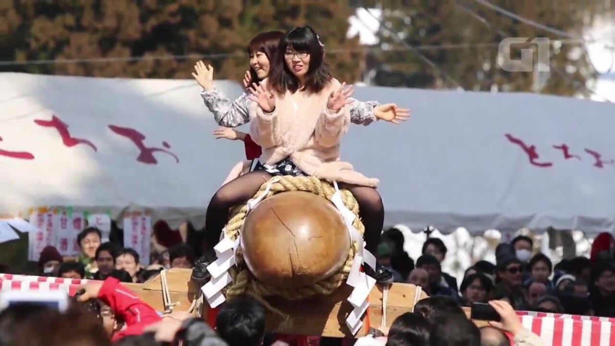 Mulheres desfilam sobre pênis gigantes de madeira durante festival de  fertilidade no Japão