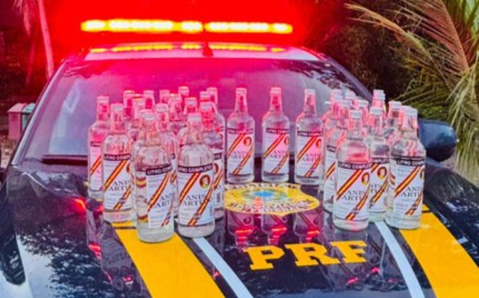 PRF apreende 32 garrafas de cachaça venezuelana transportadas ilegalmente na BR-174, em Manaus