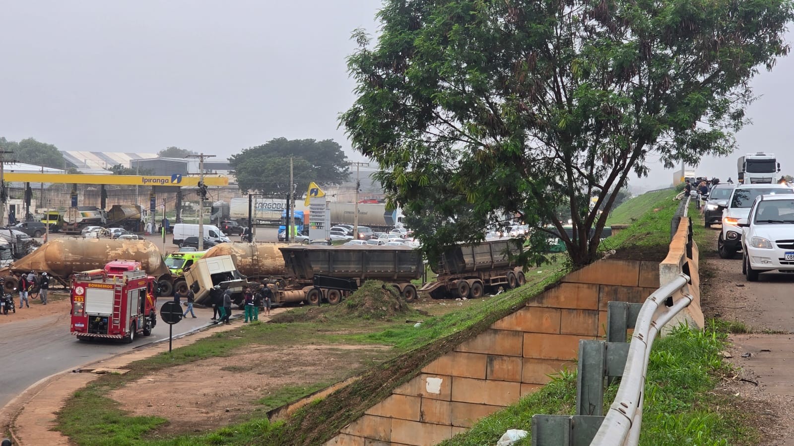 Carretas caem de viaduto em Cuiabá