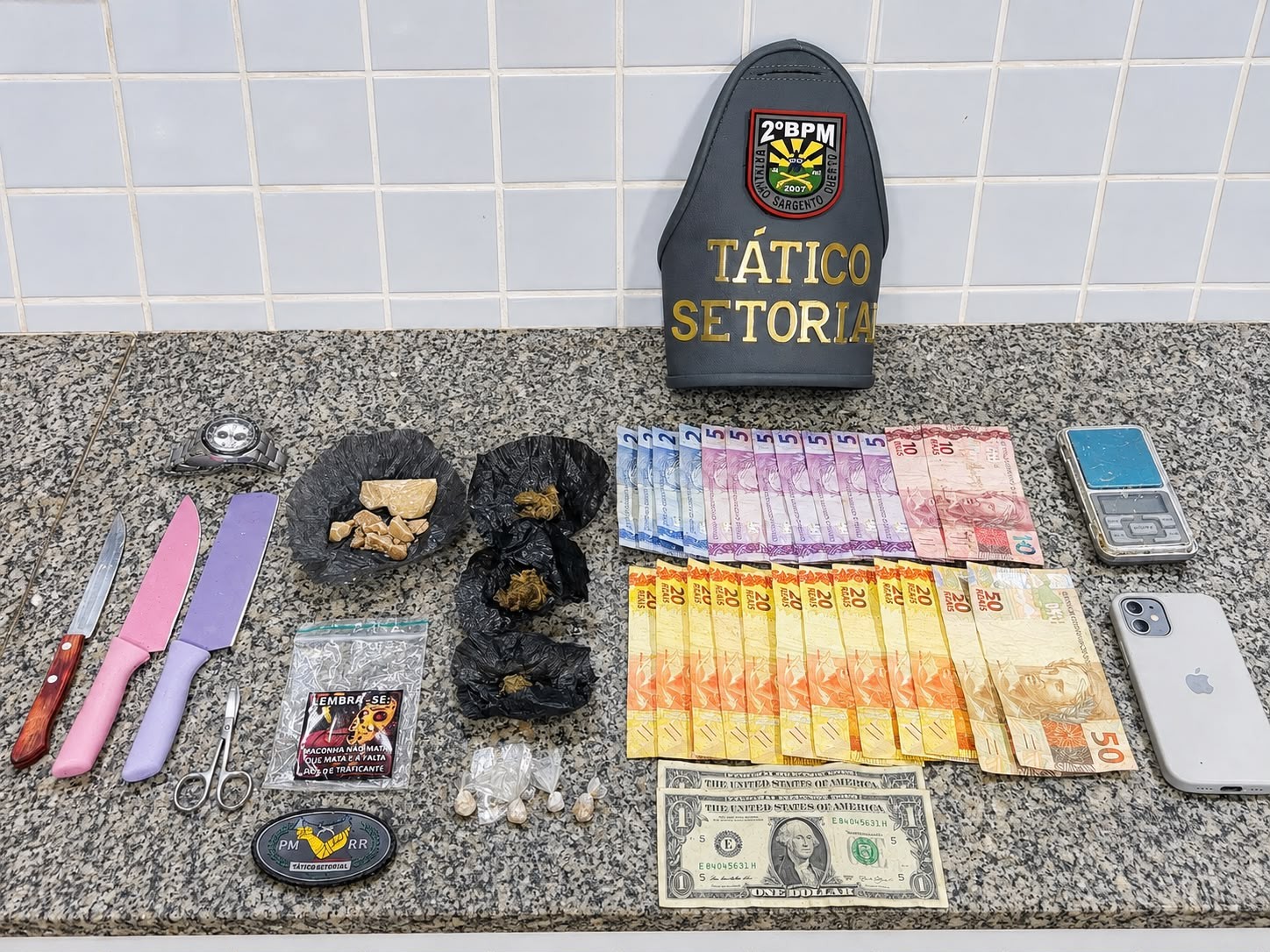 Jovem é preso por tráfico com cocaína, skank, reais, dólares, iPhone e balança em Boa Vista